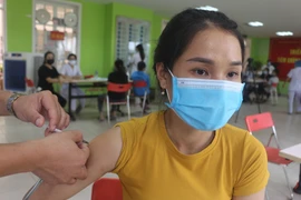 Cư dân các xã, phường biên giới của thành phố Móng được tiêm vaccine phòng COVID-19 mũi 2. (Ảnh: Thanh Vân/TTXVN) 