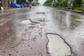 Nhiều ổ gà xuất hiện cạnh nhau trên Quốc lộ 1 đoạn qua thị trấn Diêu Trì, huyện Tuy Phước. (Ảnh: Tường Quân/TTXVN)