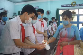 Học sinh trường THCS Lê Hồng Phong (thành phố Quy Nhơn) rửa tay sát khuẩn ngay tại lớp học. (Ảnh: Tường Quân/TTXVN) 