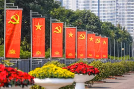 Rất nhiều cờ đỏ sao vàng, cờ đỏ búa liềm rực rỡ, băng rôn, biểu ngữ,… được trưng lên để chào đón sự kiện trọng đại của Đảng và đất nước. (Ảnh: PV/Vietnam+) 