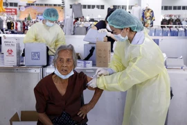 Một nhân viên y tế tiêm vaccine cho người dân ở thủ đô Vientiane. (Ảnh: Phạm Kiên/TTXVN) 