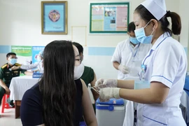 Sau 3 đợt, huyện Côn Đảo sẽ có khoảng 5.500 người được tiêm vaccine phòng COVID-19, đạt 70% tổng số quân và dân thường trú tại Côn Đảo. (Ảnh: TTXVN phát) 