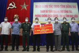 Lãnh đạo tỉnh Đồng Nai trao tặng tỉnh Bạc Liêu 2 tỷ đồng hỗ trợ phòng, chống dịch COVID-19. (Ảnh: Chanh Đa/TTXVN)