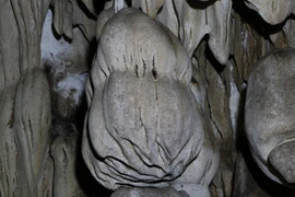 Nhũ đá hình chiếc hồ lô khổng lồ ở khoang thứ hai động Hắt Chuông. (Ảnh: Xuân Tiến/TTXVN)