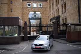 Các nhà ngoại giao CH Séc cùng thân nhân rời khỏi Đại sứ quán nước này ở thủ đô Moskva, Nga do căng thẳng ngoại giao giữa hai nước, ngày 19/4/2021. (Ảnh: AFP/TTXVN)