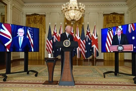 Trong ảnh (từ trái sang): Thủ tướng Australia Scott Morrison, Tổng thống Mỹ Joe Biden và Thủ tướng Anh Borris Johnson trong cuộc họp báo trực tuyến về an ninh quốc gia, ngày 15/9. (Ảnh: AFP/TTXVN)