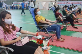 Cán bộ, công nhân viên chức, người lao động, nhân dân tại Đắk Lắk hăng hái hiến máu, chủ động tuân thủ quy định về phòng, chống dịch. (Ảnh: Hoài Thu/TTXVN)