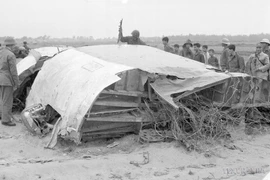 Xác của 1 trong 4 chiếc máy bay ném bom B-52 Mỹ bị quân và dân Hà Nội bắn rơi đêm 18, rạng sáng 19/12/1972, mở màn cho Chiến thắng Hà Nội-Điện Biên Phủ trên không. (Ảnh: Tư liệu TTXVN) 