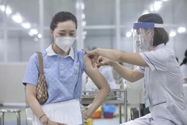 Nhân viên y tế huyện Mê Linh tiêm vaccine phòng COVID-19 cho công nhân lao động tại các công ty thuộc Khu công nghiệp Quang Minh ngày 28/7/2021. (Ảnh: Minh Quyết/TTXVN) 