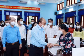 Chủ tịch nước Nguyễn Xuân Phúc tiếp xúc cử tri Thành phố Hồ Chí Minh