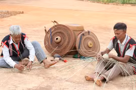 Các nghệ nhân làng Mít Jep, xã Ia O (Ia Grai, Gia Lai) đan áo cho cồng, chiêng. (Ảnh: Hồng Điệp/TTXVN) 