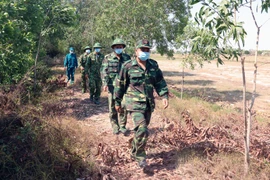 Cán bộ, chiến sỹ Đồn Biên phòng cửa khẩu Giang Thành tuần tra, kiểm soát khu vực biên giới huyện Giang Thành. (Ảnh: Lê Huy Hải/TTXVN)