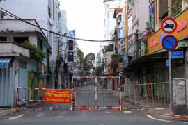 Vắng bóng người và xe trên tuyến đường Trương Minh Quyền (Quận 10), Thành phố Hồ Chí Minh sau khi được rào chắn. (Ảnh: Thanh Vũ/TTXVN)