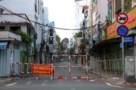 Vắng bóng người và xe trên tuyến đường Trương Minh Quyền (Quận 10), Thành phố Hồ Chí Minh sau khi được rào chắn. (Ảnh: Thanh Vũ/TTXVN)