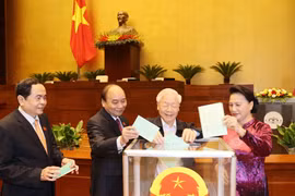 Tổng Bí thư, Chủ tịch nước Nguyễn Phú Trọng cùng các lãnh đạo Đảng và Nhà nước bỏ phiếu bầu Chủ tịch Quốc hội, Chủ tịch Hội đồng bầu cử quốc gia. (Ảnh: Trí Dũng/TTXVN)