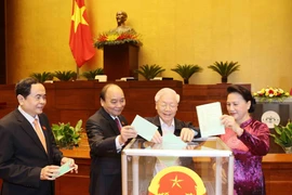 Tổng Bí thư, Chủ tịch nước Nguyễn Phú Trọng cùng các lãnh đạo Đảng và Nhà nước bỏ phiếu bầu Chủ tịch Quốc hội, Chủ tịch Hội đồng bầu cử quốc gia. (Ảnh: Trí Dũng/TTXVN)