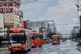 Chuyến xe đón công dân An Giang từ các địa phương có dịch về đến thành phố Long Xuyên, tỉnh An Giang lúc 13 giờ 45 phút chiều 26/9. (Ảnh: Thanh Sang/TTXVN)