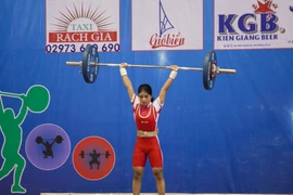 Vận động viên trẻ Dương Thị Kim Yến (sinh năm 2006) của đoàn Kiên Giang từng giành 3 Huy chương vàng Giải vô địch Cử tạ thanh thiếu niên quốc gia năm 2020, thi đấu ở hạng cân 40kg nữ. (Ảnh: Hồng Đạt/TTXVN)