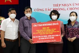 Bà Tô Thị Bích Châu, Chủ tịch Ủy ban MTTQ Việt Nam, Chủ tịch Ban vận động, tiếp nhận và phân phối Quỹ phòng, chống dịch COVID-19 Thành phố Hồ Chí Minh tiếp nhận tượng trưng số khẩu trang y tế. (Ảnh: Xuân Khu/TTXVN)