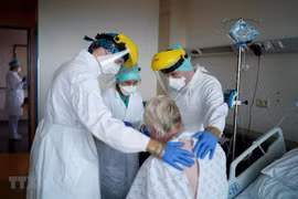 Nhân viên y tế chăm sóc bệnh nhân COVID-19 tại bệnh viện ở Brussels, Bỉ. (Nguồn: AFP/TTXVN) 