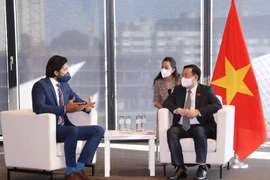 Chủ tịch Quốc hội Vương Đình Huệ tiếp ông Armin Amirpanah, Tổng Giám đốc Tập đoàn WEFORYOU. (Ảnh: Doãn Tấn/TTXVN) 