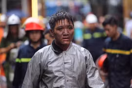 Trung úy Vũ Ngọc Hoàng tham gia khống chế và dập tắt đám cháy trên phố Núi Trúc (Ba Đình, Hà Nội), trực tiếp cứu nạn nhân bất tỉnh khỏi biển lửa. (Ảnh: TTXVN phát)