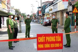 Một chốt phòng dịch ở phường Bắc Hà, thành phố Hà Tĩnh. (Ảnh: Công Tường/TTXVN)