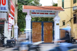 Trường THPT Quang Trung tiếp tục cho học sinh học trực tuyến sau vài ngày mở cửa dạy học trực tiếp. (Ảnh: Tuấn Đức/TTXVN) 