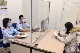 Thanh tra Sở Thông tin và Truyền thông Hà Nội làm việc với chị Hoàng Thu Trang - người có hành vi đăng tin sai sự thật về dịch COVID-19. (Ảnh: TTXVN phát) 