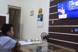 Học sinh lớp 1 học qua truyền hình. (Ảnh: Tường Vi/TTXVN)
