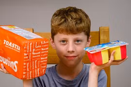 Ashton Fisher, cậu bé 12 tuổi, mắc chứng sợ đồ ăn, chỉ ăn bánh mì trắng và sữa (Nguồn: odditycentral.com) 