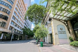 Những con đường tại trung tâm Thành phố Hồ Chí Minh trở nên vắng vẻ dù là ngày đầu tuần. (Ảnh: Xuân Khu/TTXVN) 