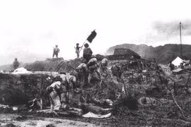 Chiều 7/5/1954, lá cờ Quyết chiến-Quyết thắng của Quân đội nhân dân Việt Nam tung bay trên nóc hầm tướng De Castries. Chiến dịch lịch sử Điện Biên Phủ đã toàn thắng. (Ảnh: Tư liệu/ TTXVN phát) 