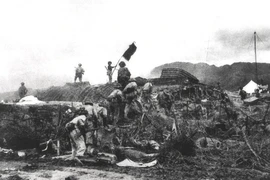 Chiều 7/5/1954, lá cờ Quyết chiến-Quyết thắng của Quân đội nhân dân Việt Nam tung bay trên nóc hầm tướng De Castries. Chiến dịch lịch sử Điện Biên Phủ đã toàn thắng. (Ảnh: Tư liệu/ TTXVN phát) 
