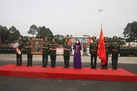 Thừa ủy quyền Chủ tịch nước, Phó Chủ tịch nước Võ Thị Ánh Xuân trao tặng Huân chương Quân công Hạng nhì cho Trường Sỹ quan Lục quân 2. (Ảnh: Công Phong/TTXVN)