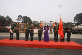 Thừa ủy quyền Chủ tịch nước, Phó Chủ tịch nước Võ Thị Ánh Xuân trao tặng Huân chương Quân công Hạng nhì cho Trường Sỹ quan Lục quân 2. (Ảnh: Công Phong/TTXVN)