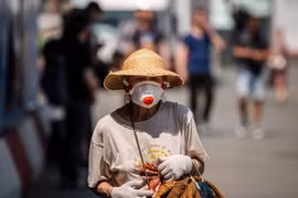 Người dân đeo khẩu trang phòng dịch COVID-19 tại Moskva, Nga ngày 21/6/2021. (Ảnh: AFP/TTXVN)