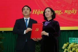 Bà Trương Thị Mai, Ủy viên Bộ Chính trị, Bí thư Trung ương Đảng, Trưởng Ban Tổ chức Trung ương, trao quyết định cho Bí thư Tỉnh ủy Nghiêm Xuân Thành. (Ảnh: Duy Khương/TTXVN)