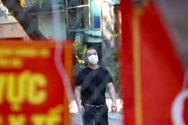 Người dân bên trong khu vực cách ly trên phố Yết Kiêu, phường Nguyễn Du, quận Hai Bà Trưng. (Ảnh: Tuấn Đức/TTXVN) 