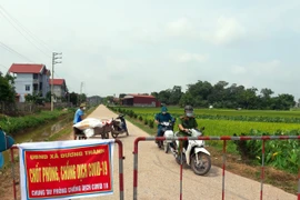 Xã Dương Thành lập 9 chốt kiểm soát dịch bệnh COVID-19 nhằm bao vây, không chế dịch. (Ảnh: Thu Hằng/TTXVN)