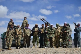 Các thành viên Lực lượng Mặt trận kháng chiến quốc gia (NRF) gác tại tiền đồn ở huyện Paryan, tỉnh Panjshir, Afghanistan ngày 23/8/2021. (Ảnh: AFP/TTXVN)