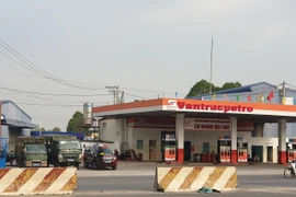 Cây xăng Vân Trúc nơi đang bị bao vây điều tra. (Ảnh: Huyền Trang/TTXVN)