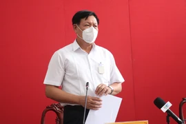 Thứ trưởng Bộ Y tế Đỗ Xuân Tuyên phát biểu tại buổi làm việc với tỉnh Bến Tre về công tác phòng, chống dịch. (Ảnh: Huỳnh Phúc Hậu/TTXVN)