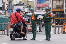 Quân đội hỗ trợ kiểm soát trong ngày đầu siết giãn cách ở TP.HCM