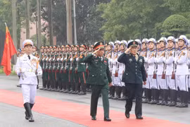 Bộ trưởng Bộ Quốc phòng Phan Văn Giang, Bộ trưởng Bộ Quốc phòng Trung Quốc Ngụy Phượng Hòa duyệt đội danh dự Quân đội nhân dân Việt Nam. (Ảnh: Trọng Đức/TTXVN)