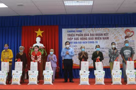 Ông Nguyễn Tiếc Hùng, Chủ tịch Ủy ban Mặt trận Tổ quốc Việt Nam tỉnh An Giang trao quà cho người dân gặp khó khăn do ảnh hưởng bởi dịch COVID-19 huyện Châu Thành. (Ảnh: Công Mạo/TTXVN)