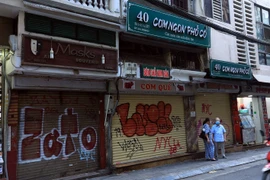 Hàng loạt cửa hàng kinh doanh trên phố Đinh Liệt, quận Hoàn Kiếm phải đóng cửa do ảnh hưởng dịch COVID-19. (Ảnh: Phan Tuấn Anh/TTXVN) 