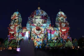 Với chủ đề Tạo dựng ngày mai, Lễ hội Ánh sáng Berlin đã trở thành điểm hẹn văn hóa được người dân thủ đô Berlin (Cộng Hòa Liên bang Đức) nói riêng và du khách quốc tế nói chung chờ đón mỗi dịp Thu về. (Ảnh: Mạnh Hùng/TTXVN) 