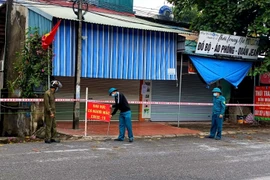 Lực lượng chức năng tiến hành phong tỏa các khu có nguy cơ lây nhiễm tại xã Chu Hóa, thành phố Việt Trì. (Ảnh: Trung Kiên/TTXVN)
