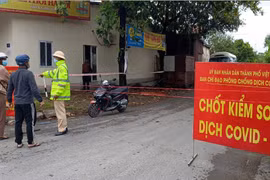 Lực lượng chức năng tiến hành phong tỏa khu 1 thị trấn Hùng Sơn, huyện Lâm Thao. (Ảnh: Trung Kiên/TTXVN)